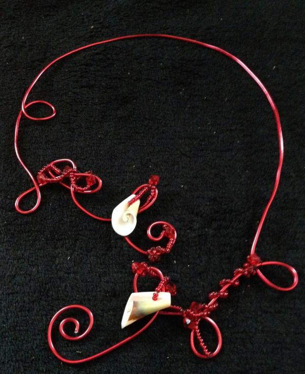 Collier rouge avec coquillage